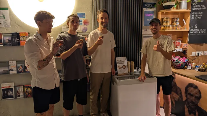 Das Team vom Monopol Kino mit kü:gerl an der Truhe im Foyer
