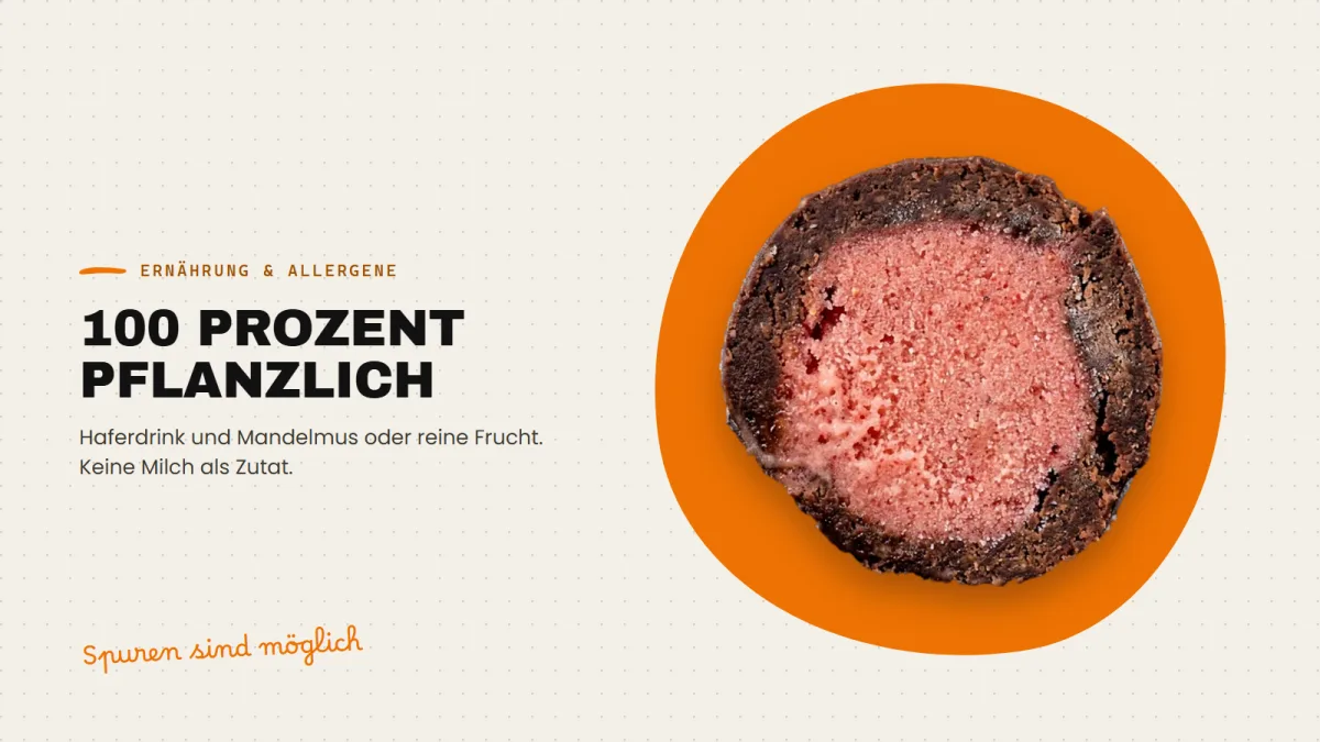 Ein aufgeschnittenes Brownie-kü:gerl mit Erdbeer-Minz-Sorbet auf einem orangen Klecks, daneben die Überschrift 100 Prozent pflanzlich