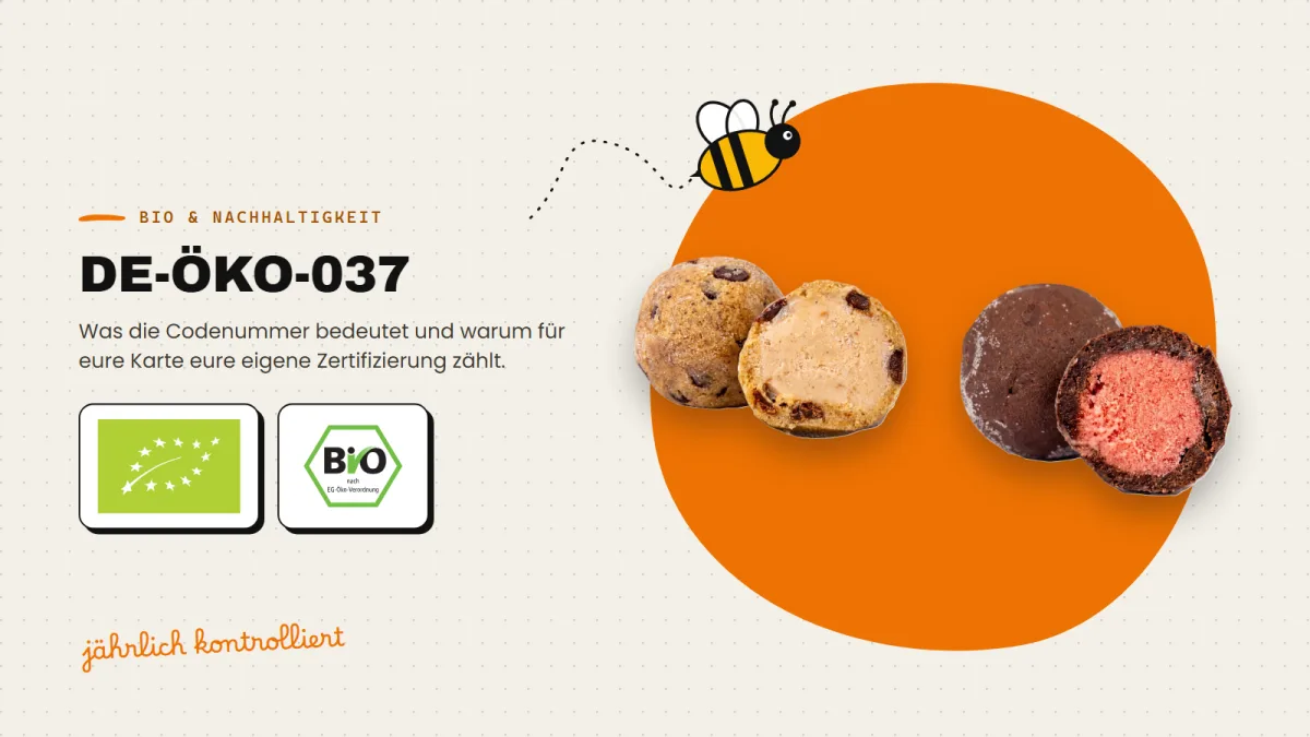 Je ein ganzes und ein aufgeschnittenes Cookie- und Brownie-kü:gerl auf orangem Klecks, daneben die Bio-Codenummer DE-ÖKO-037 als Überschrift